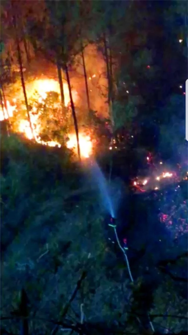 Hàng trăm người căng mình chữa cháy ở khu rừng cuồn cuộn lửa trong đêm - 8