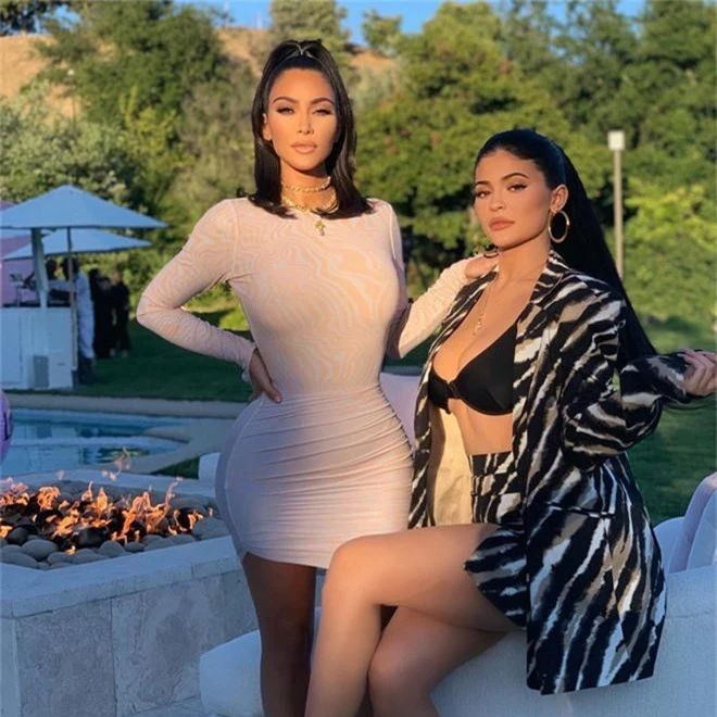 Nhà Kardashian tụ hội tại sinh nhật của chị ba Khloe, Kim Kardashian không ngại giật spotlight từ nhân vật chính - Ảnh 3.