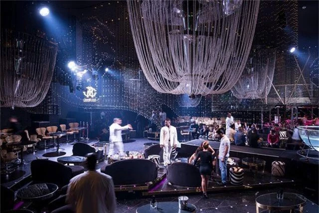 Một trong những điểm giải trí thường xuyên đón tiếp giới siêu giàu của Dubai chính là câu lạc bộ Cavalli. Trong hình là bữa tiệc các khách mời chào đón năm mới.