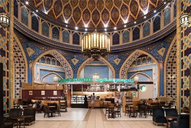 Còn đây là trung tâm Ibn Battuta, gồm 6 tòa, mỗi tòa được thiết kế theo lối lấy cảm hứng từ một số quốc gia. Trong hình là một quán café của Starbucks được thiết kế tráng lệ như một cung điện.
