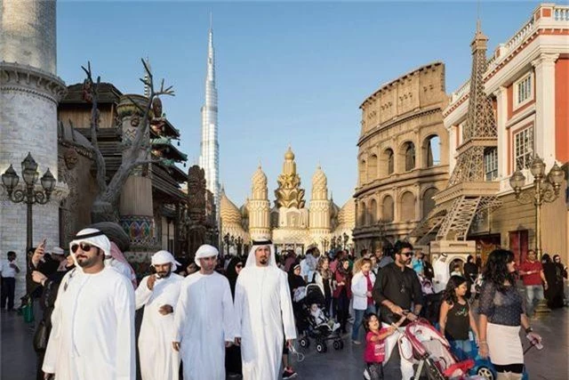 Một nhóm du khách của Các Tiểu vương quốc Ả Rập thống nhất tới thăm “làng toàn cầu”. Ngôi làng thực chất là công viên giải trí với các tòa nhà được xây dựng mô phỏng công trình kiến trúc tiêu biểu toàn cầu, đại diện cho 75 quốc gia.
