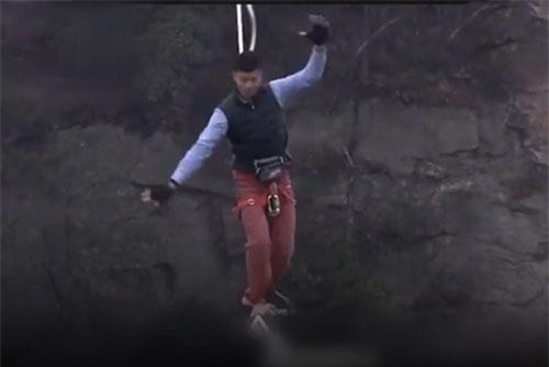 CLIP: Cuộc thi “đi bộ trên trời” khiến người xem hú vía