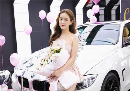 CHUYỆN SHOWBIZ (29/6): Nam Em bày chiêu trò "ăn theo" Sơn Tùng M-TP, Thúy Vi khoe vòng 1 đầy gợi cảm bên xe 2 tỷ