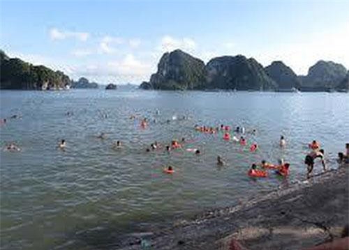 Quảng Ninh: Gặp dòng chảy xa bờ khi tắm biển, 2 du khách đuối nước