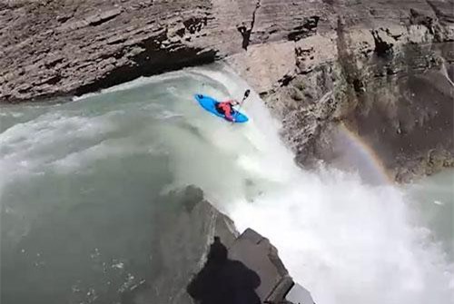 CLIP: 'Thót tim' khi xem cảnh chèo thuyền kayak lao xuống từ thác nước cao 30m