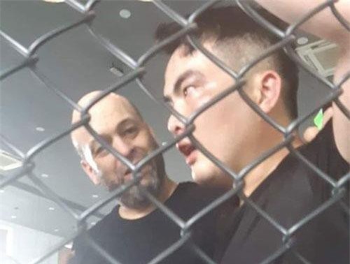 Cao thủ Flores đánh bại võ sĩ Lưu Cường sau cuộc tỉ thí quyết liệt