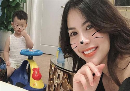 Giữa lúc Việt Anh vi vu ở Hàn Quốc để "tút lại vẻ đẹp trai", vợ cũ Hương Trần khổ tâm vì con trai ốm