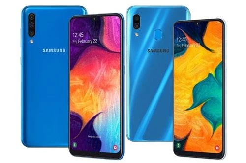 Samsung Galaxy A50 và Galaxy A30 (phải).