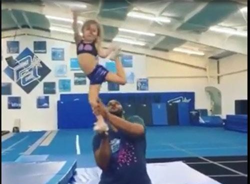 CLIP: Màn trình diễn cực ấn tượng của cô bé hoạt náo viên 4 tuổi