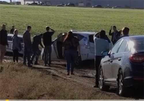 CLIP: Hài hước cả trăm ôtô mắc kẹt giữa cánh đồng vì quá tin vào Google Maps