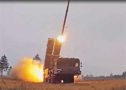 CLIP: Belarus bắn thử hệ thống MLRS Polonez-M bằng đạn tên lửa