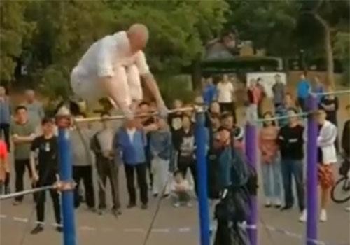 CLIP: Cụ ông với màn trình diễn xà đơn khiến nhiều người ngả mũ thán phục