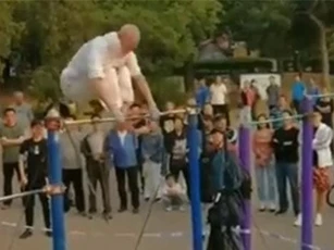 CLIP: Cụ ông với màn trình diễn xà đơn khiến nhiều người ngả mũ thán phục