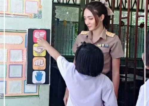 CLIP: Cô giáo xinh đẹp Thái Lan có màn chào hỏi học sinh cực "chất"