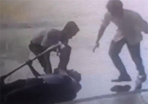 CLIP: Pha giải cứu kịp thời người đàn ông bị điện giật khi lau nhà