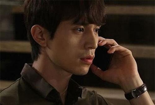 Đội mưa trước cửa khách sạn phát hiện sự thật choáng váng về vợ