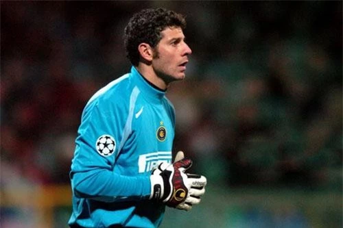 9. Francesco Toldo (Fiorentina sang Inter Milan, 2001, 26,5 triệu euro).