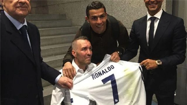 C.Ronaldo bị “tố” chỉ làm từ thiện bằng cách chụp hình và… bỏ đi - 2