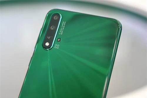 Huawei Nova 5 Pro được trang bị 4 camera ở mặt lưng. Trong đó, cảm biến chính 48 MP, khẩu độ f/1.8 cho khả năng lấy nét theo pha. Cảm biến góc siêu rộng có độ phân giải 16 MP, f/2.2. Ống kính macro 2 MP, f/2.4, cảm biến thứ tư 2 MP, f/2.4 giúp tăng độ sâu trường ảnh, chụp ảnh xóa phông. Máy ảnh sau của Nova 5 có tính năng chụp ảnh thiếu sáng Super Night Mode, sử dụng trí tuệ nhân tạo (AI) để nhận diện khung cảnh, làm đẹp bằng AI, quay video Full HD.