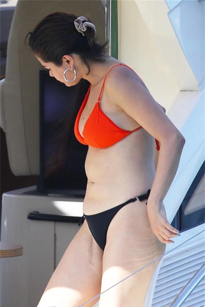 Lâu lắm mới thấy Selena Gomez diện bikini, vòng 1 vẫn khủng miễn bàn nhưng sao vòng 2 lại lộ đầy ngấn mỡ thế này? - Ảnh 3.