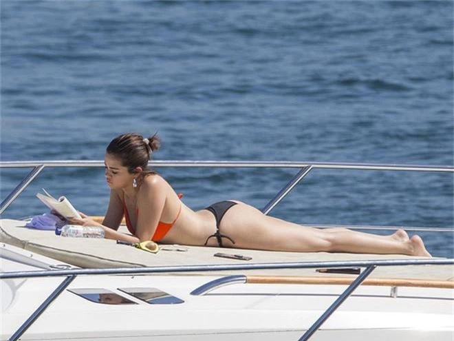 Lâu lắm mới thấy Selena Gomez diện bikini, vòng 1 vẫn khủng miễn bàn nhưng sao vòng 2 lại lộ đầy ngấn mỡ thế này? - Ảnh 4.