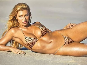 CLIP: Chân dài 9x khoe dáng ‘nảy lửa’ với bikini bé xíu