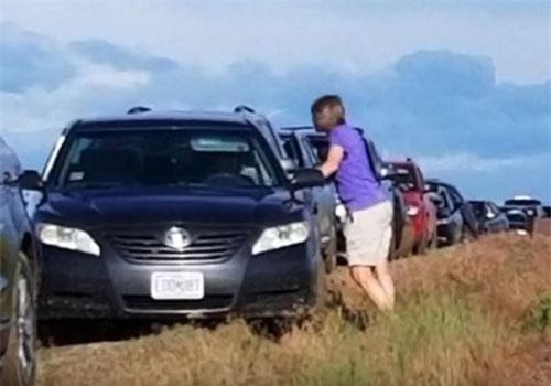 "Nghe lời" Google Maps, cả trăm ôtô mắc kẹt giữa cánh đồng