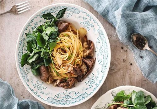 Người Hàn có cách làm mì xào bò ăn ngon lạ miệng lắm, thử một lần chồng tôi khen tấm tắc!