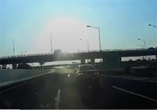 CLIP: Thót tim cảnh xe đi lùi trên đường cao tốc, tài xế phải đánh lái gấp tránh được tai nạn đáng tiếc