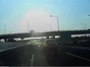 CLIP: Thót tim cảnh xe đi lùi trên đường cao tốc, tài xế phải đánh lái gấp tránh được tai nạn đáng tiếc