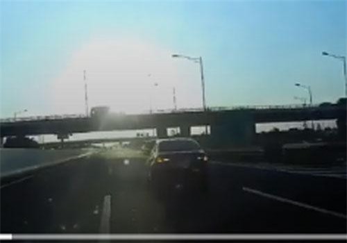 Tài xế đánh lái khẩn cấp để tránh xe đi lùi trên đường cao tốc