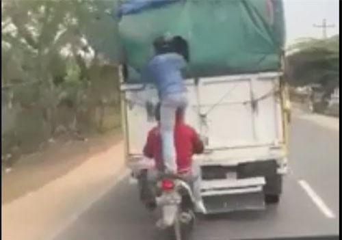 CLIP: Màn trộm đồ từ xe tải đang chạy như phim hành động