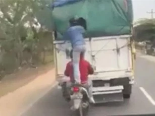 CLIP: Màn trộm đồ từ xe tải đang chạy như phim hành động