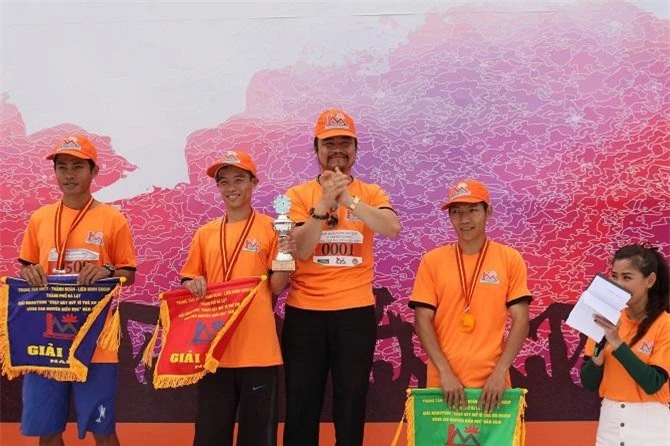Ông Ngô Quang Phúc, Chủ tịch Lien Minh Group trao giải cho các vận động viên trong mùa giải lần thứ nhất, năm 2018 (Ảnh: TL)