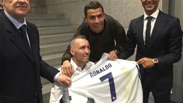 C.Ronaldo bị “tố” chỉ làm từ thiện bằng cách chụp hình và… bỏ đi