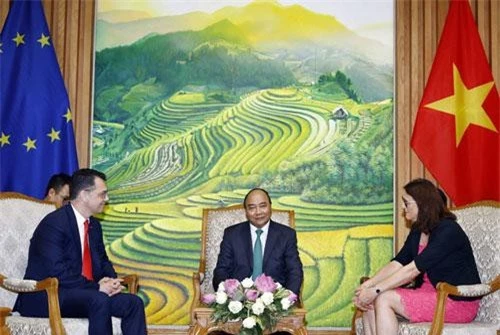 Thủ tướng Nguyễn Xuân Phúc (giữa).