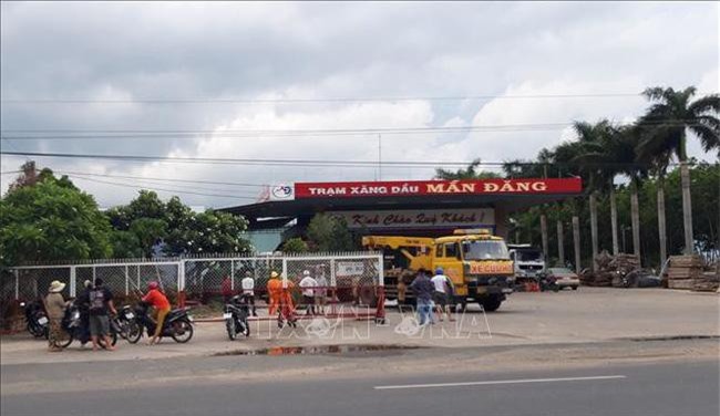 Bất cẩn khi cẩu cây xanh, nam tài xế bị điện giật tử vong