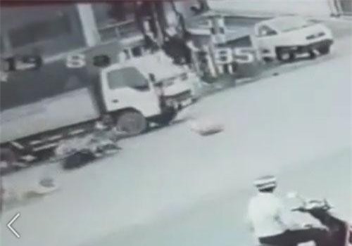 CLIP: Người đàn ông gây tai nạn kinh hoàng do vượt đèn đỏ