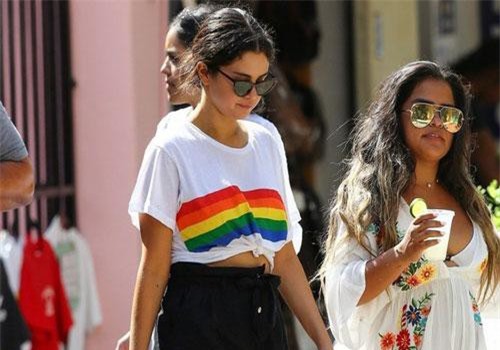 Mặc kệ tình cũ cùng bạn thân "khẩu chiến", Selena vẫn vui vẻ cười đùa bên bạn bè