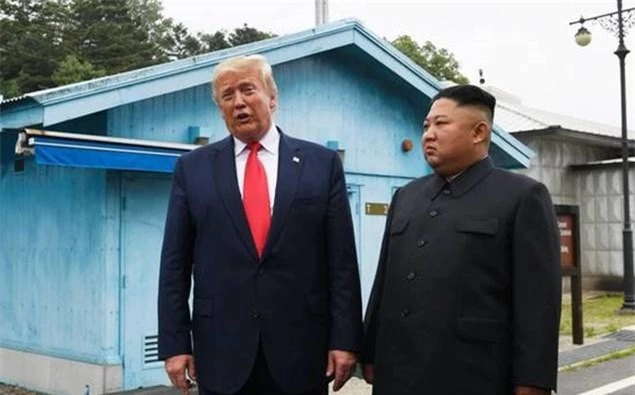 Ông Donald Trump là tổng thống Mỹ đương nhiệm đầu tiên đến Triều Tiên. Ảnh: AP.