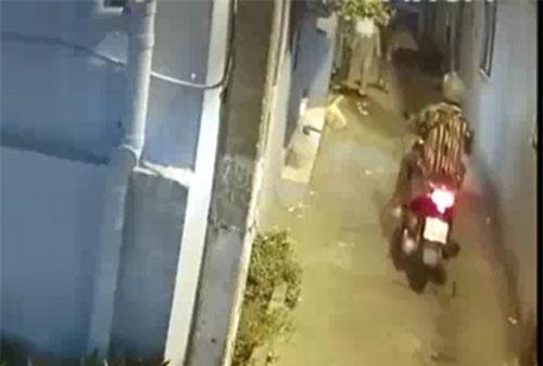 CLIP: Thanh niên sàm sỡ bé gái trong ngõ hẹp gây phẫn nộ