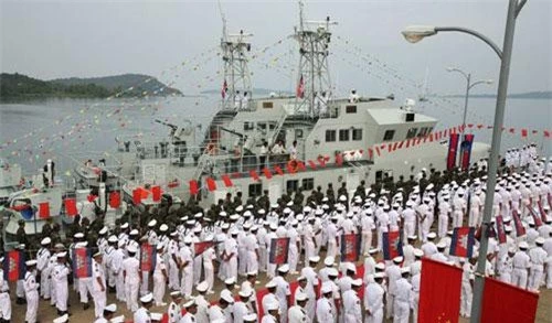 Lính hải quân Campuchia tại lễ bàn giao 9 tàu tuần tra hải quân do Trung Quốc tặng Campuchia tại căn cứ hải quân ở Sihanoukville năm 2007. (Ảnh: Sputnik)