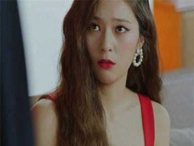 Người yêu cũ của con trai nhận xét cháu mới sinh không giống bố, mẹ chồng thay con dâu đáp lời khiến cô ta ngượng chín mặt