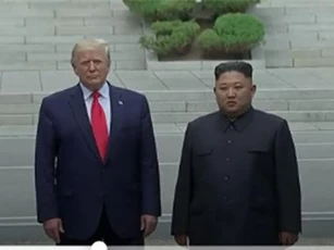CLIP: Bước chân lịch sử của Tổng thống Trump trên lãnh thổ Triều Tiên