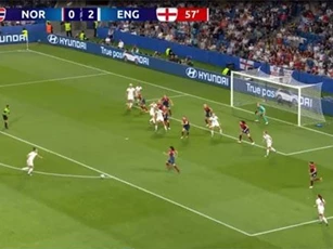 CLIP: Beckham ngã mũ thán phục trước khả năng sút xa của nữ cầu thủ Anh