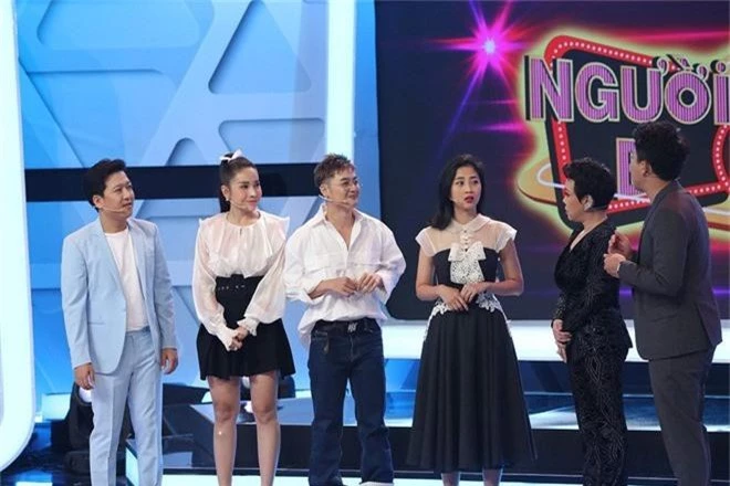 Trường Giang bất ngờ nhận lời khen của khán giả khi dẫn chương trình Người bí ẩn sau hàng loạt chỉ trích kém duyên - Ảnh 3. Trường Giang bất ngờ nhận lời khen của khán giả khi dẫn chương trình Người bí ẩn sau hàng loạt chỉ trích kém duyên - Ảnh 3.