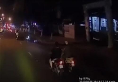 CLIP: Hai người phụ nữ đi xe máy suýt 'mất mạng' vì mải nói chuyện