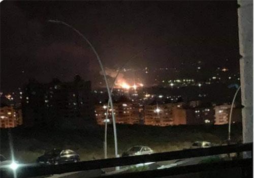 CLIP: Một số tên lửa rơi xuống khu vực dân cư trong vụ không kích được cho là của Israel