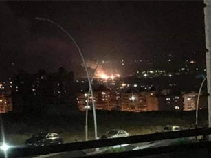 CLIP: Một số tên lửa rơi xuống khu vực dân cư trong vụ không kích được cho là của Israel