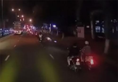 Suýt trả giá bằng mạng sống vì chạy xe máy song song để nói chuyện
